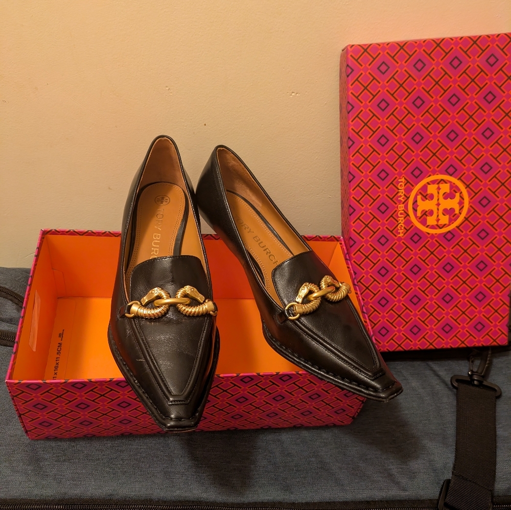 Tory Burch size 9 black pumps sheep leather.